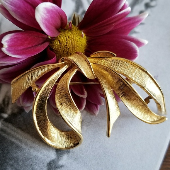 Relisted- -napier bow brooch gold tone metal pin jewelry - Picture 2 of 8